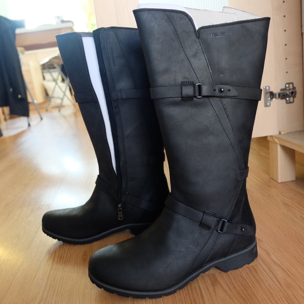 Teva De La Vina Boots (calf height) BRAND NEW